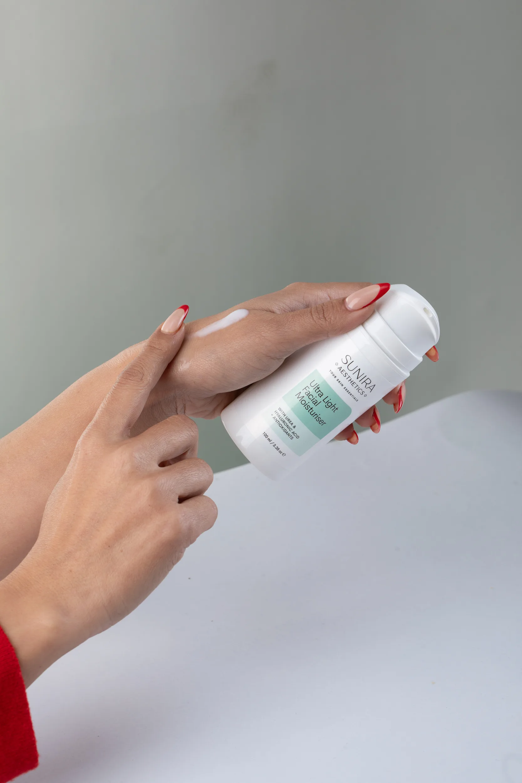 Sunira-Ultra Light Moisturiser-skin-care-nepal (2)